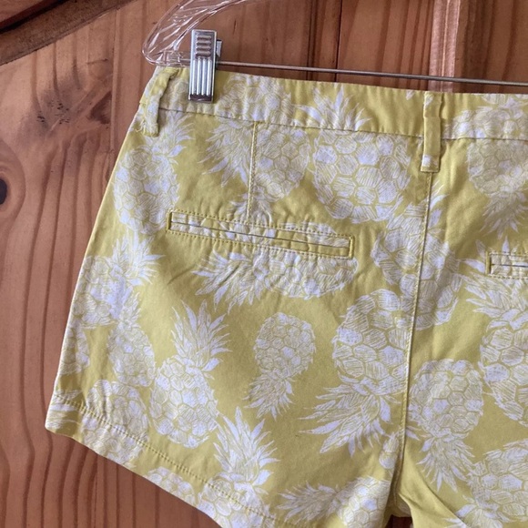 Women's Old Navy yellow green with white pineapple print chino shorts size 8 - Picture 6 of 9
